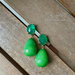 Orecchini pendenti con pietre dure verdi e perni in ottone e cristallo 