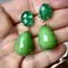 Orecchini pendenti con pietre dure verdi e perni in ottone e cristallo 