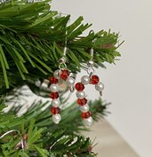 Orecchini natalizi "candy cane" con perline bianche e cristalli rossi