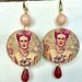 Orecchini pendenti in legno decorato double-face ‘Frida Kahlo’ e pietre dure 