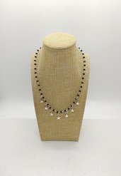 Collana girocollo stile rosario realizzata a mano con filo colore argento, cristalli neri e stelline argento.