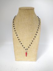 Collana girocollo stile rosario realizzata a mano con filo di colore argento, cristalli neri e cornetto rosso portafortuna.