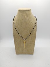 Collana girocollo stile rosario realizzata a mano con filo colore oro, cristalli neri e bacchetta magica oro.