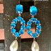 Orecchini pendenti con cristalli azzurri e perle a goccia 