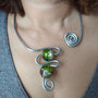 Collana donna aperta, girocollo argento in alluminio martellato e perle di vetro soffiato verde con foglie di argento. 