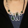 Collana donna alluminio argento martellato e pvc nero, con ciondolo di pietre di agata verde striato rosso. Chiusura sul davanti