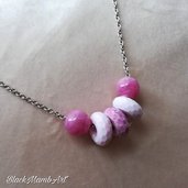 Collana con perle in resina ispirate al quarzo rosa