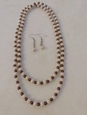 Parure realizzata con perle schiacciate color avorio e perle color bronzo con orecchini pendenti
