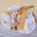 Torta di pannolini, triciclo con biberon, completo culla, bavaglino, tutina e calzini neonato (arancione)