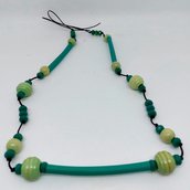 Collana verde con perline in legno e vetro