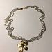 Collana sottile tre fili catena palline e catena rosario con cristalli, pendente fiore dorato.