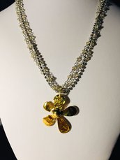 Collana sottile tre fili catena palline e catena rosario con cristalli, pendente fiore dorato.