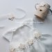 Bracciale/fiore in cotone bianco e panna per mamma/madrina coordinato con abito Battesimo bimba  