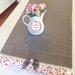 Runner da tavolo shabby chic color tortora con balza a fiori e fiocchi