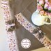 Runner da tavolo shabby chic color tortora con balza a fiori e fiocchi