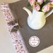 Runner da tavolo shabby chic color tortora con balza a fiori e fiocchi