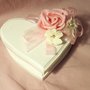 Collezione Fiori - Cofanetto di legno cuore con rose rose di porcellana fredda