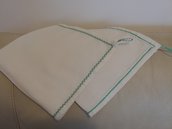 Coppia di asciughini da cucina in cotone di colore panna  e decorati  con delicato merletto  di colore verde. 