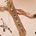 Bracciale tessile a fascia con chiusura a bottoncino in madreperla realizzato all'uncinetto con filato sorrento, perle e cristalli 