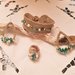Bracciale tessile a fascia con chiusura a bottoncino in madreperla realizzato all'uncinetto con filato sorrento, perle e cristalli 