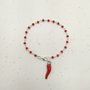 Bracciale stile rosario realizzato a mano colore argento, cristalli rossi e cornetto rosso portafortuna.