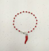 Bracciale stile rosario realizzato a mano colore argento, cristalli rossi e cornetto rosso portafortuna.