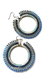 Orecchini a cerchio grandi blu e azzurri di perline con monachella di argento 