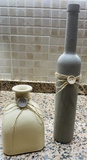 Coppia di bottiglie decorate 