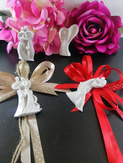 Gessetti Segnaposto Matrimonio A Forma Di Sposini Con Fiocchi Satinati - Bomboniera Elegante