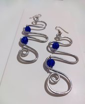 Orecchini wire colore argento e cristalli di vetro blu
