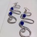 Orecchini wire colore argento e cristalli di vetro blu