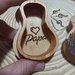 Scatolina chitarra portaplettri artigianale, legno pirografato personalizzato 1 plettro in legno incluso, per musicista band laurea San Valentino