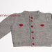 Golfino in pura lana merinos grigia con bottoncini rossi e cuoricini rossi ricamati a punto maglia