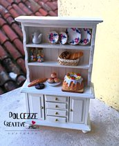 Vetrinetta in miniatura - Casa delle bambole - bignè, Profiteroles al cioccolato, torta glassata con crema e fragole, piatti stoviglie