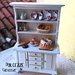 Vetrinetta in miniatura - Casa delle bambole - bignè, Profiteroles al cioccolato, torta glassata con crema e fragole, piatti stoviglie