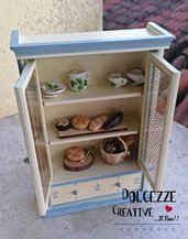 vetrina in legno. In scala 1:12 dispensa - cucina - con vassoi di pane - pane ai cereali - piatti ceramica - idea regalo miniature handmade
