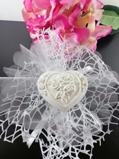 Cuore con rose a rilievo in gesso ceramico profumato su rete 