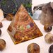 Piramide Orgonite Occhio di Tigre Foglia Oro