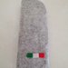 Grazioso portaocchiali cucito interamente a mano con feltro di colore grigio e blu con applicazione di una  bandierina dell'Italia.