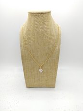 Collana girocollo realizzata a mano con filo colore oro e e ciondolo diamante bianco.
