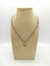 Collana girocollo stile rosario realizzata a mano con filo colore oro, cristalli blu e cuore con zirconi rosa.