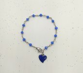 Bracciale stile rosario in acciaio realizzato a mano, cristalli blu e ciondolo cuore blu.