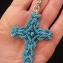 Collana con ciondolo al chiacchierino celtico a forma di croce di color azzurro con cristalli in tinta