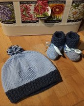 Set coordinato nascita cappellino e scarpine bicolore azzurro e blu