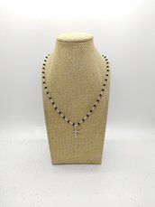 Collana girocollo stile rosario realizzata a mano con filo colore argento, cristalli neri e croce argento.