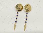 Orecchini pendenti stile rosario realizzati a mano colore oro, cristalli blu e ciondolo cornetto oro con zirconi.