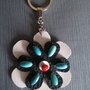 Fiore portachiavi in pelle con perle in seme di tagua fatto a mano