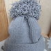 Fatto a mano un cappello grigio, con pompon. Formato 56-58 cm.