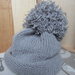Fatto a mano un cappello grigio, con pompon. Formato 56-58 cm.
