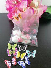 Sacchetto porta confetti opaco con fiorellii rosa e farfalla in legno 